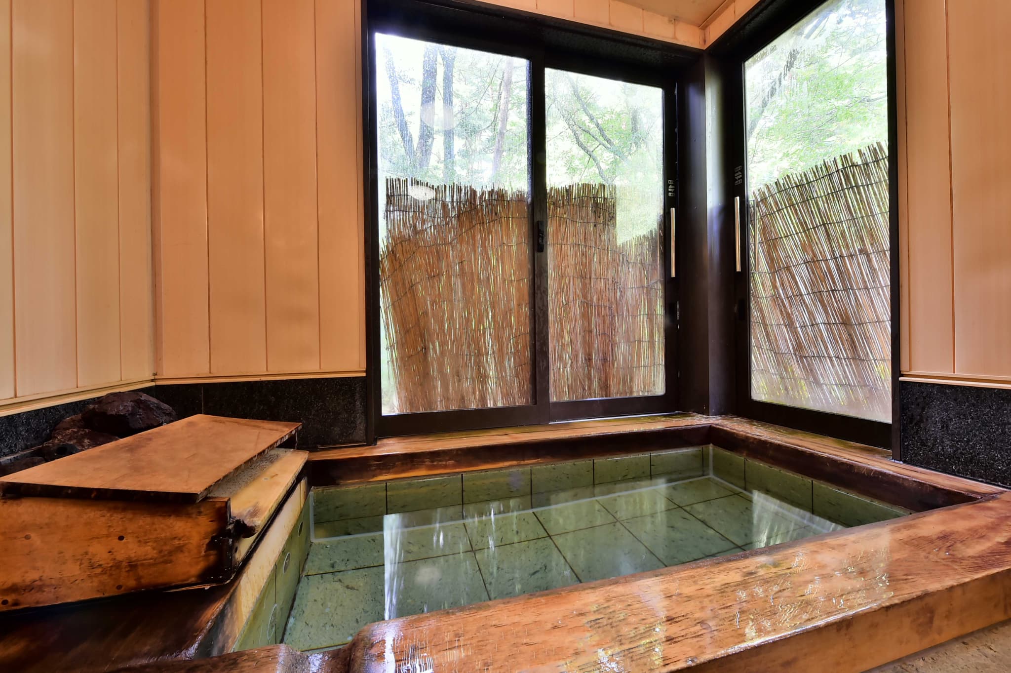 自然を楽しむお風呂のイメージ画像