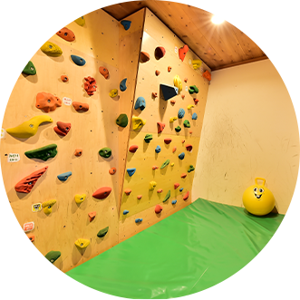 室内ボルダリングルーム